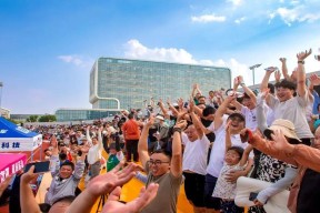 爱游戏体育下载-足球超级杯掀起高潮，荆楚雷豹队鏖战江汉雄狮队，老将里程碑之夜——防线高度稳定的简单介绍